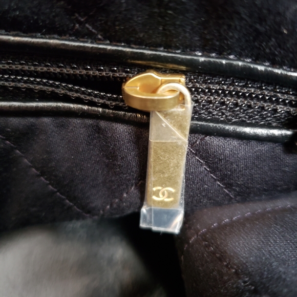 The Chanel 22 small handbag - Picture 6 of 12